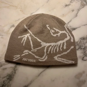 Arc’teryx mössa  - Otroligt snygg Arc’teryx mössa, andvänt fåtal gånger. Perfekt nu till vintern. Nypris 600 kr