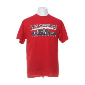 Los Angeles T - Röd Los Angeles T-Shirt i väldigt fint skick inga bemärkelser över huvudtaget. Skriv om ni har några funderingar. Tack 