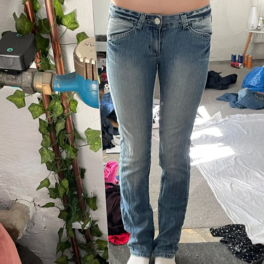 Bra skick! Mått: midjemått rakt över 36-39(stretch), benöppning 17cm, lår 22cm, Innerbenslängd 83,5cm💗 Jag är 180 och brukar ha 38/M. Jeans & Byxor.