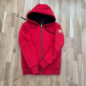 Mooseknuckels hoodie - Sho! Säljer denna fina mooseknuckels hoodie då jag bytt stil det är storlek M fraktas med postnord spårbart  1500 ink frakt 