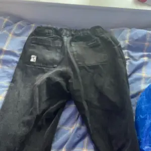 Asfeta baggy jeans i storlek xs. Lite defekter som syns på bilden på framsidan. Köpta för 900.