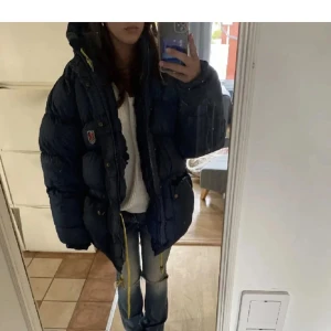 Fjällräven jacka - ⚠️ inte mina bilder ⚠️ (men identisk! Jacka) Jätte fin fjällräven jacka i jätte bra skick