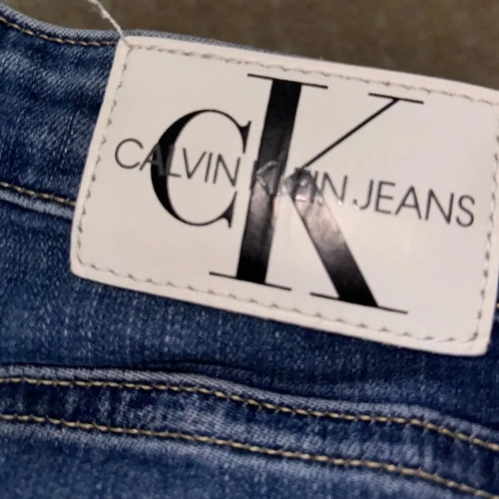 Säljer ett par snygga blå jeans från Calvin Klein i storlek W30. De har en klassisk straight fit och är i mycket bra skick. Perfekta för både vardag och fest! 👖✨. Jeans & Byxor.