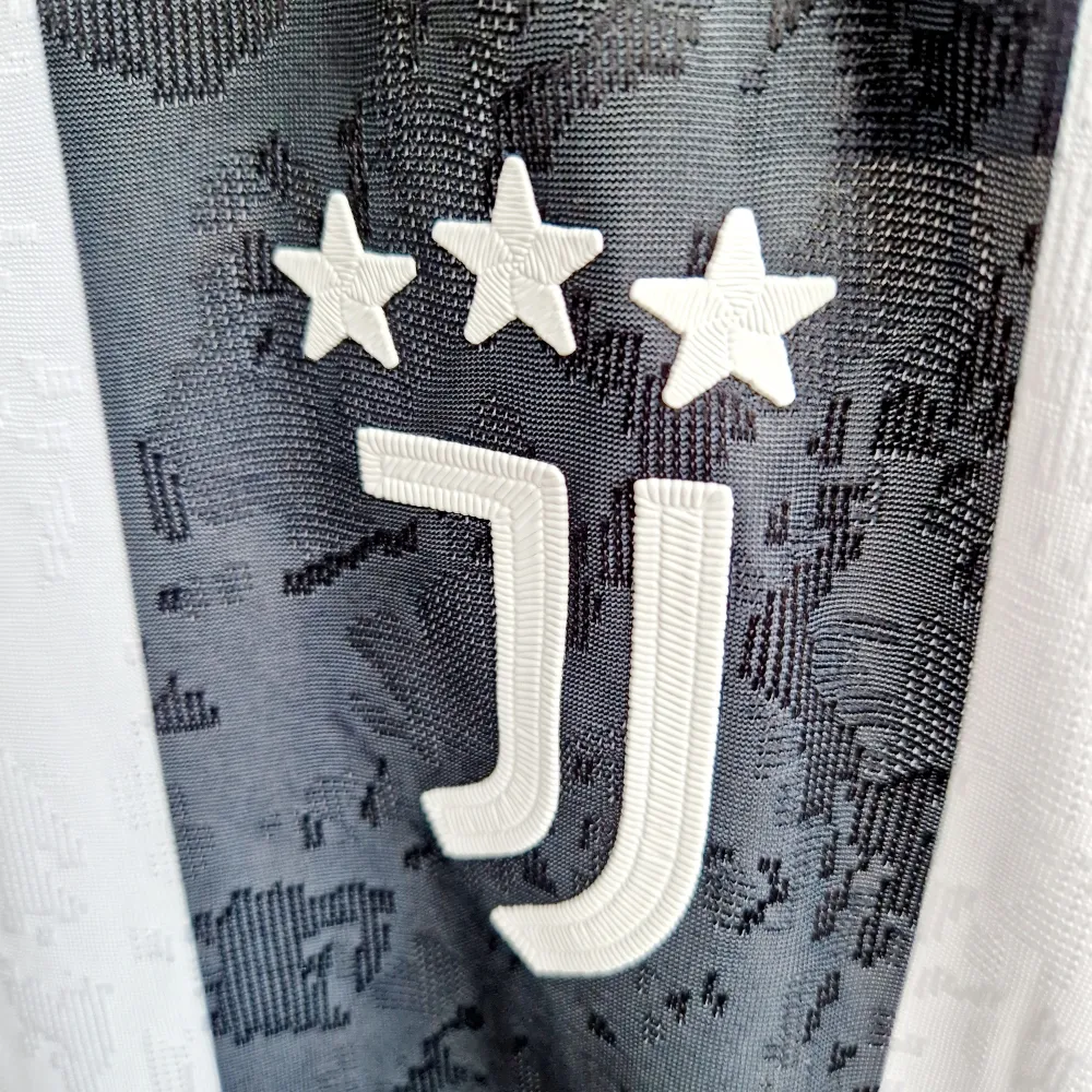 Säljer en Juventus-matchtröja för årets säsong 2024/25 med Vlahović på ryggen. Tröjan är en reprint i nyskick med emblem och patchar av högsta kvalité. Aldrig använd. Player version, bättre kvalité än en vanlig matchtröja.   Notera: Tröjan är tajt i passformen. Mostvarar mer medium än large.. Sportswear.