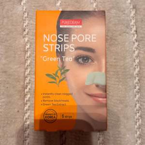 Purederm Nose Pore Strips med grönt te-extrakt hjälper till att omedelbart rengöra tilltäppta porer och ta bort pormaskar. Förpackningen innehåller 6 strips och är tillverkad i Korea. Oanvänd så alla ligger kvar i paketet. Köpt för 56kr från början