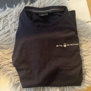 Sail racing t-shirt  - Säljer nu denna T-shirt då jag ej använder den, skick 9/10 använts Max 3 gånger Nypris 499 mitt pris 199