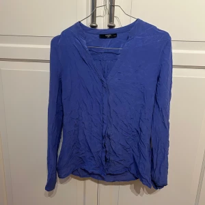 Blå blus från Oasis i 100%silk - Snygg silkes blus från oasis💕