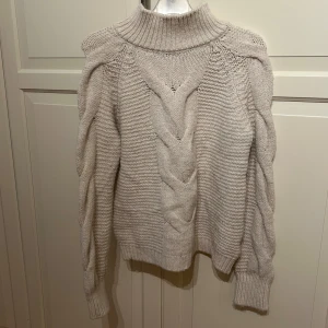 Beige stickad polotröja från Bik Bok - Mysig beige stickad polotröja från Bik Bok i storlek S. Perfekt för kyliga dagar med sin varma och bekväma design. Tröjan har ett snyggt stickat mönster och långa ärmar med ribbade muddar. En riktig höst- och vinterfavorit! 🍂❄️