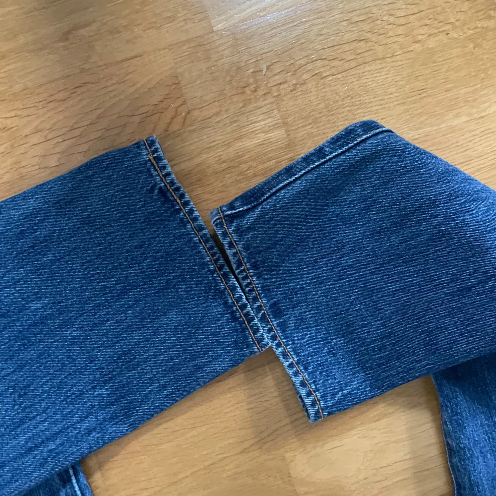 Säljer ett par Levi's 501 jeans i blå denim. De har en straight passform och är i mycket bra skick. Storlek 30-30. Jeans & Byxor.