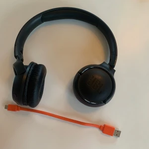 JBL hörlurar - Dessa hörlurar är använd men skulle inte säga att de märks, inga repor eller fläckar och ljudet är inte sämre. Man kan justera storleken/längden på hörlurarna 