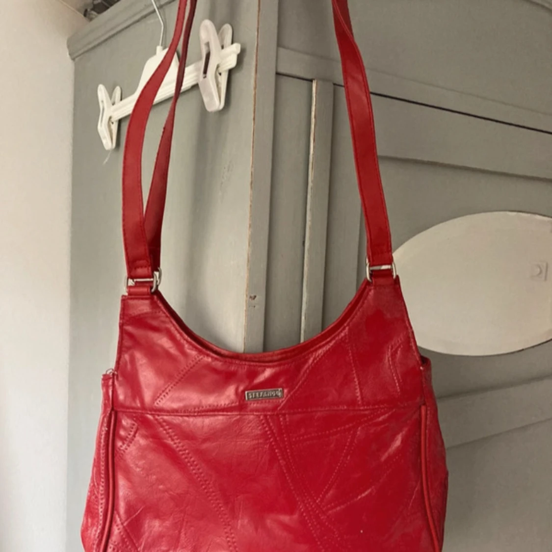 Röd axelväska