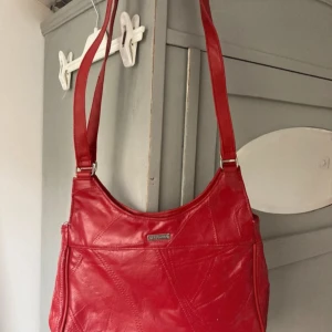 Röd axelväska  - Röd axelväska, bra skick, från märket Stefano💕