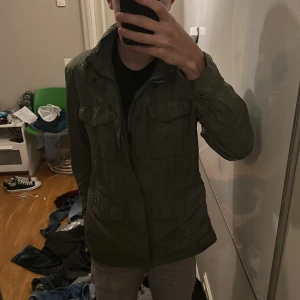 J.Lindberg fieldjacka - Extremt trendiga och snygga J.Lindberg fieldjacka i grön. Den är i bra skick utan defekter förutom den lilla skrapan på märket vid armen men inget märkvärdigt alls. Skriv vid funderingar eller prisförslag. Tar även emot byten😊
