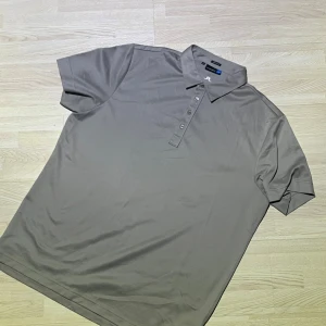 J.Lindeberg Piké  - Använd bara några få gånger och inga defekter🤩  Gjord i lite ”sportigare” och tunnare material  Skriv till mig vid frågor eller om du vill ha fler bilder🤝