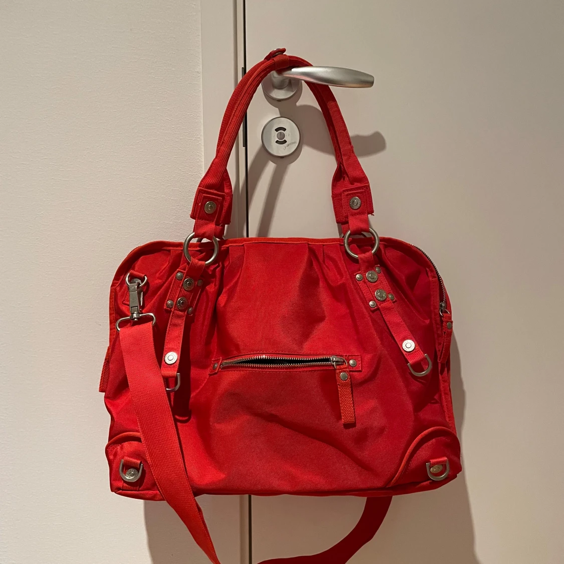 Röd axelväska från George Gina & Lucy - 90