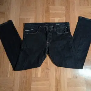 Använda replay jeans men i väldigt bra skick.   36/32 men sitter som 34/32