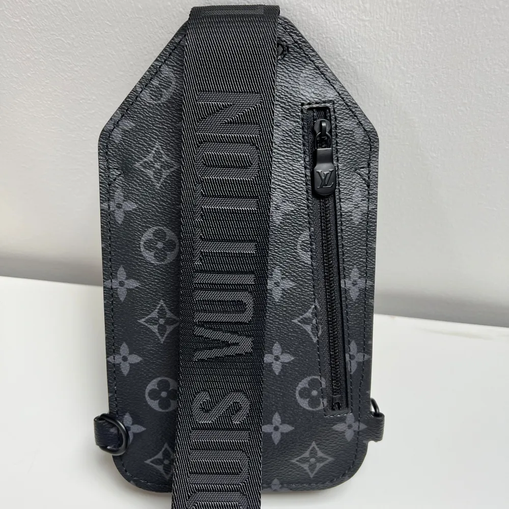 Helt ny Louis Vuitton Saumur Sling Bag, aldrig använd.   Väskan är inköpt i Oslo för 16 700 NOK, och både digitalt och fysiskt kvitto finns tillgängligt, samtliga i mitt namn.                                                                      SAUMUR SLINGB.M.ECLI. M45912  . Väskor.