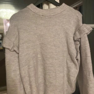 Stickad volang tröja - helt ny från gina tricot. Aldrig använd pga inte min stil. 