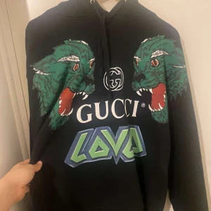 Gucci Hoidie  - Säljer min gucci hoodie äkta. Nypris 10 000 kr. Säljer för 3000kr snabbaffär.   Storlek M oversized. (Både M och L i storlek) 