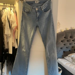 Blå jeans från 157 - Säljer ett par snygga blå jeans från 157 i storlek S. De har en klassisk bootcut-stil och är i full längd. Hör av dig om du har några funderingar💕