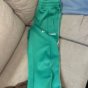 Palm angels  - Säljer dessa Palm angels brallor i storlek 1. Det finns inga fläckar eller slitningar alls. De är såklart äkta, kan antingen frakta eller mötas upp. Finns i Sundsvall 