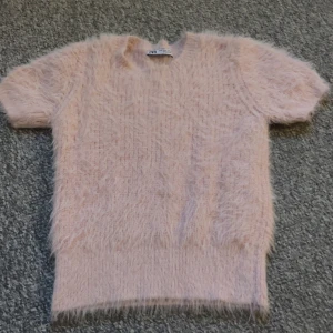Zara stickad t-shirt  - Storlek s men sitter typ som 146 för designen är gjord som liten. Använd 1 gång och jättebra skick.