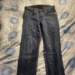 Arket jeans - Säljer ett par feta mörkblå jeans från arket som är j princip nya (endast testade). Passform regular storlek 30/32