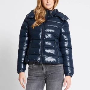 lager157 jacka  - super snygg jacka använd fåtal gånger och är i nyskick! vid intresse löser jag funktionen köp nu!🙏🏼