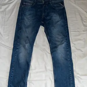 Säljer ett par snygga blå jeans från Replay, modell Grover. De har en straight fit och är i bra skick. Perfekta för både vardag och fest! 🕺 Kan gå ner i pris för snabb affär!