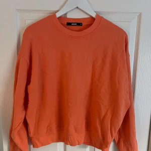 Sweatshirt  - Fin tröja från Bik bok i storlek Medium, använd ett fåtal gånger men inga skador eller defekter🩷