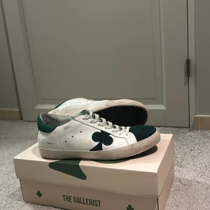 Gallerist skor - Säljer nu ett par Gallerist skick 9/10 väldigt sköna skor och vill bli av me de eftersom de it har kommit till användning ny pris 2000 hör av er vid frågor!