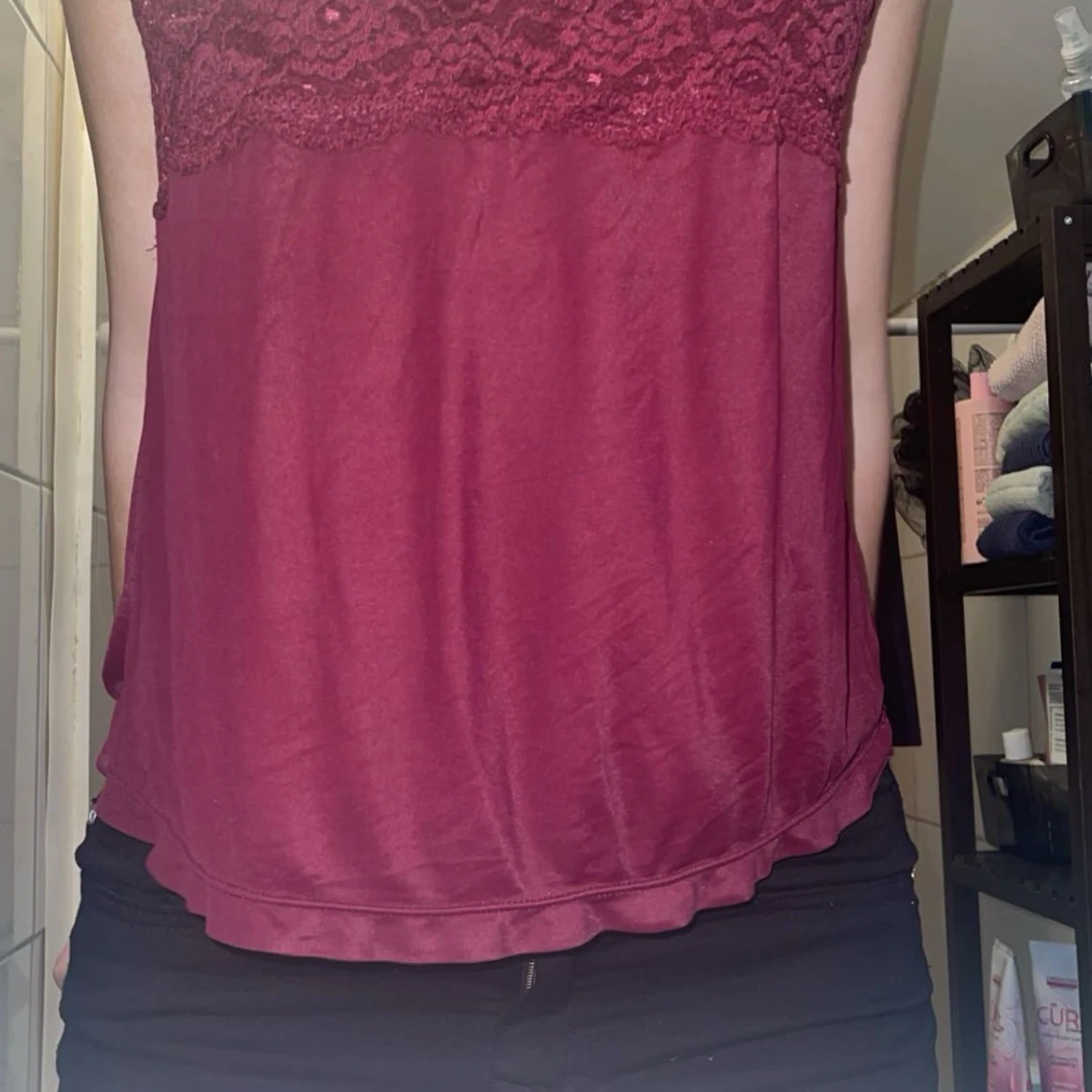 Vinröd ärmlös topp med spetsdetaljer