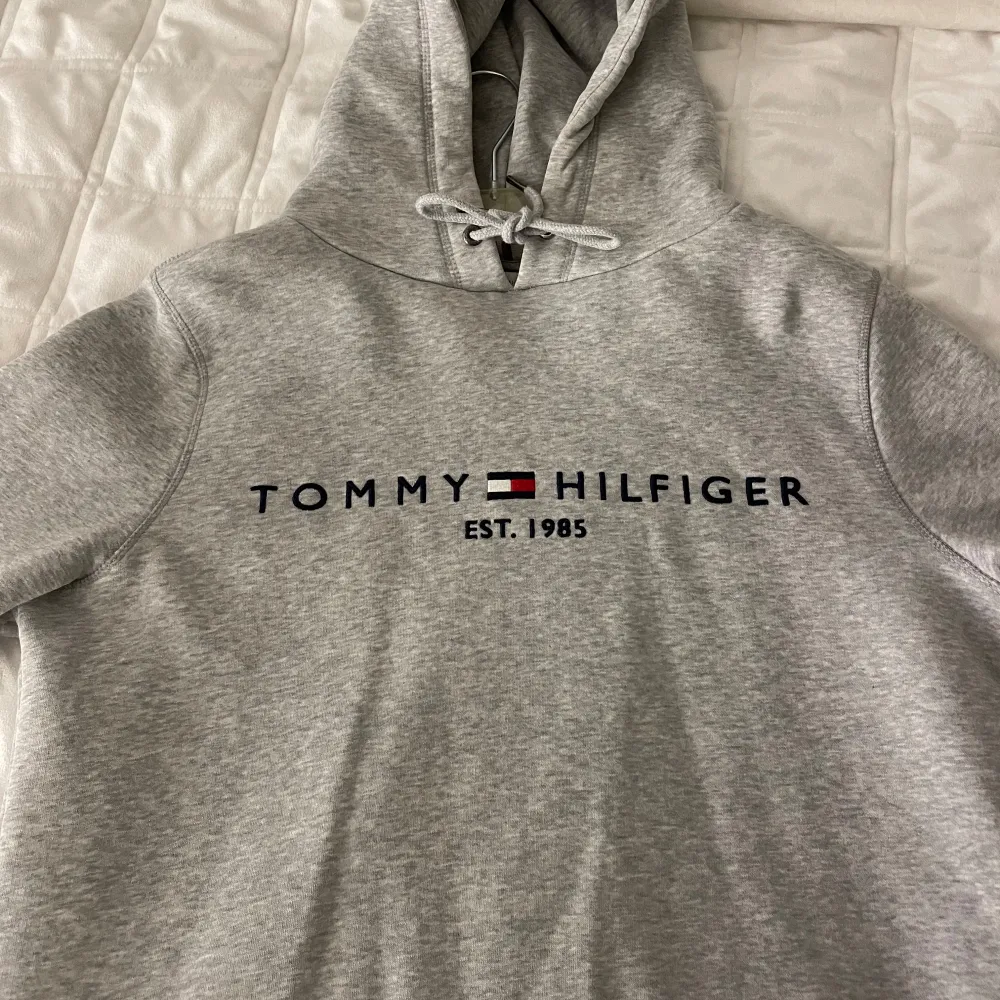 Tommy Hilfiger hoodie i väldigt bra skick. Hoodies.