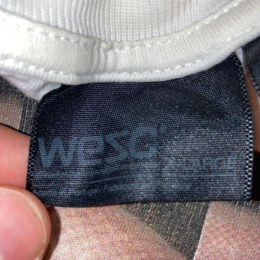 Unik wesc t-shirt. Croppad rätt så kort passar bra för någon som är max 185 cm, den är för kort för mig tyvärr då jag är 190 cm, annars hade jag behållt den. Hel och ren bortsett från ett litet hål som syns på bild.. T-shirts.