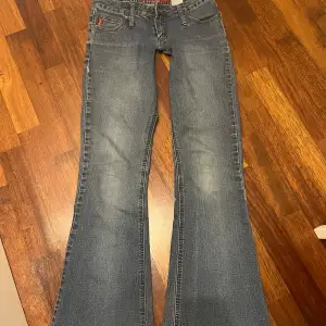 Säljer dessa lågmidjade bootcut jeans då de är för små för mig, dem är sydda till lågmidjade men är fortfarande i bra skick❤️