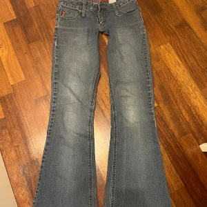 Lågmidjade jeans - Säljer dessa lågmidjade bootcut jeans då de är för små för mig storleksmässigt och för långa i längden.  Jeansen är omsydda till low waist som ni kan se på sista bilden. Hör av er vid fler frågor❤️