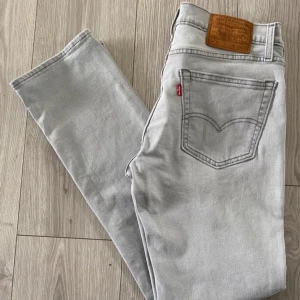 Grå Levis jeans 511 - Säljer ett par snygga grå Levis jeans i mycket bra skick. De har en klassisk femficksdesign och är tillverkade i slitstarkt denim. Perfekta för både vardag och fest! Passar bra till alla säsonger.