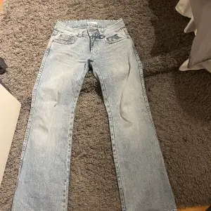 Skit snygga jeans ifrån Gina som är Lågmidjade och bootcut modell, använd Max 2 ggr så dem är helt nyskick. Storlek 36 men passar mig som brukar ha 34-36. Original pris 499!