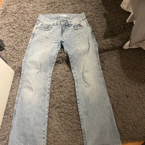 Bootcut jeans - Skit snygga jeans ifrån Gina som är Lågmidjade och bootcut modell, använd Max 2 ggr så dem är helt nyskick. Storlek 36 men passar mig som brukar ha 34-36. Original pris 499!