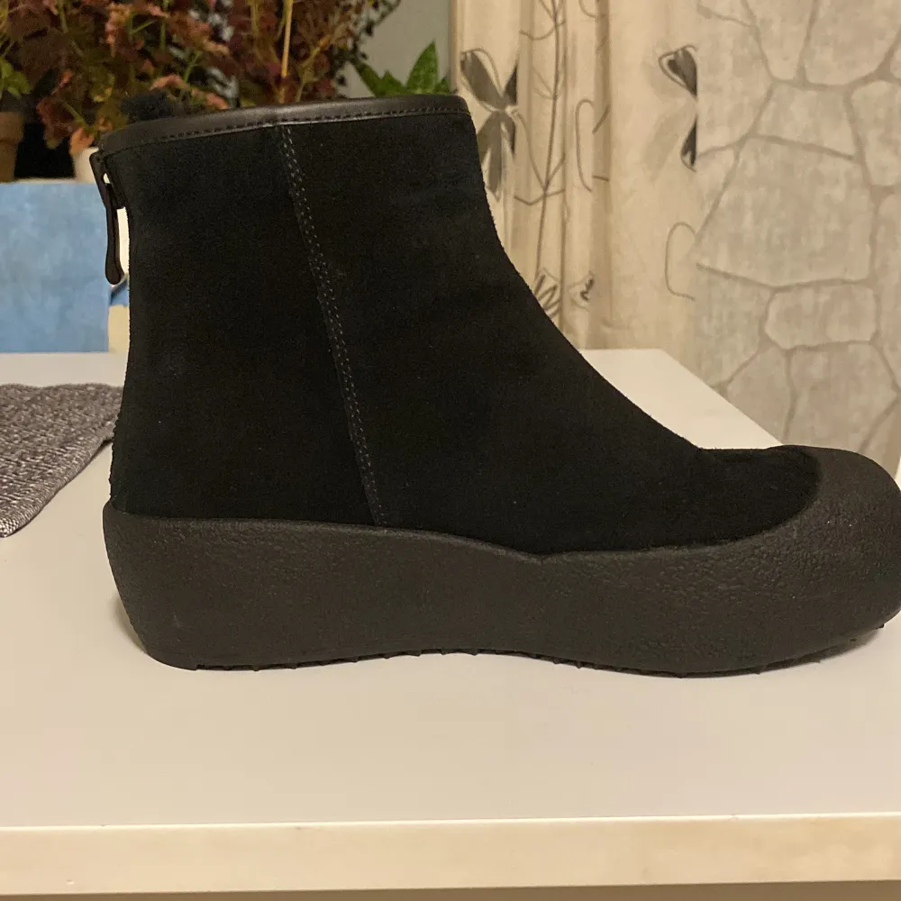Snygga svarta boots från Bally i mocka med en dragkedja baktill för enkel på- och avtagning. De har en robust sula som ger bra grepp och komfort. Perfekta för höst och vinter, både stilrena och praktiska.. Kengät.