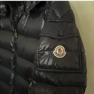 Jag säljer min Moncler Maya 3 passar även på S  som är i mycket bra skick. Jag har tagit väl hand om den, så den är ren  förutom liten spricka på längst ner på baksidan som är definitivt svår oh se .  finns tyvär inget kvitto därför är det så lågt pris Jag kan även överväga ett byte mot cardigan 