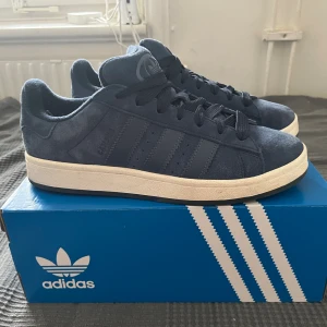 Adidas Campus  - Säljer nu mina Adidas Campus som är varsamt använde ca 3 gånger. Låda och Kvitto finns kvar! Hör av dig för fler bilder eller frågor.