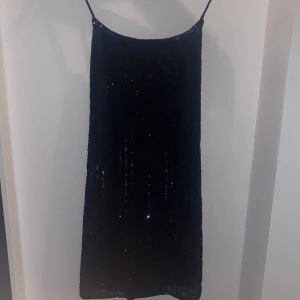 Svart klänning - Den perfekta klänningen till nyår eller fester i alla sammanhang. Köpte den länge sen från Gina men har aldrig använt den för den inte passar mig. Kom privat för mer info💋