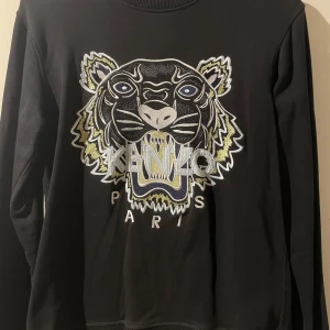 Kenzo tröja - Kenzo sweatshirt svart storlek S precis som ny använd Max 4 ggr skick 10/10 hör av dig om du har frågor eller funderingar Pris går att diskuteras!!