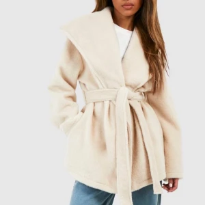 Kappa - Jätte fin beige kappa. Aldrig använt då jag råka köpa 2 stycken. Jätte mysig och varm. Priset kan diskuteras.