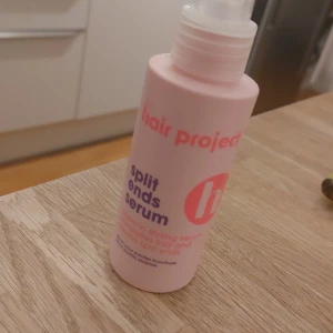 Ett bra hårserum! :) - Säljer hårserum för kluvna toppar från Hair Project ❤️ Perfekt för att styla och vårda håret. Använt fåtal gånger så i princip helt full! KOM MED BUD 😚