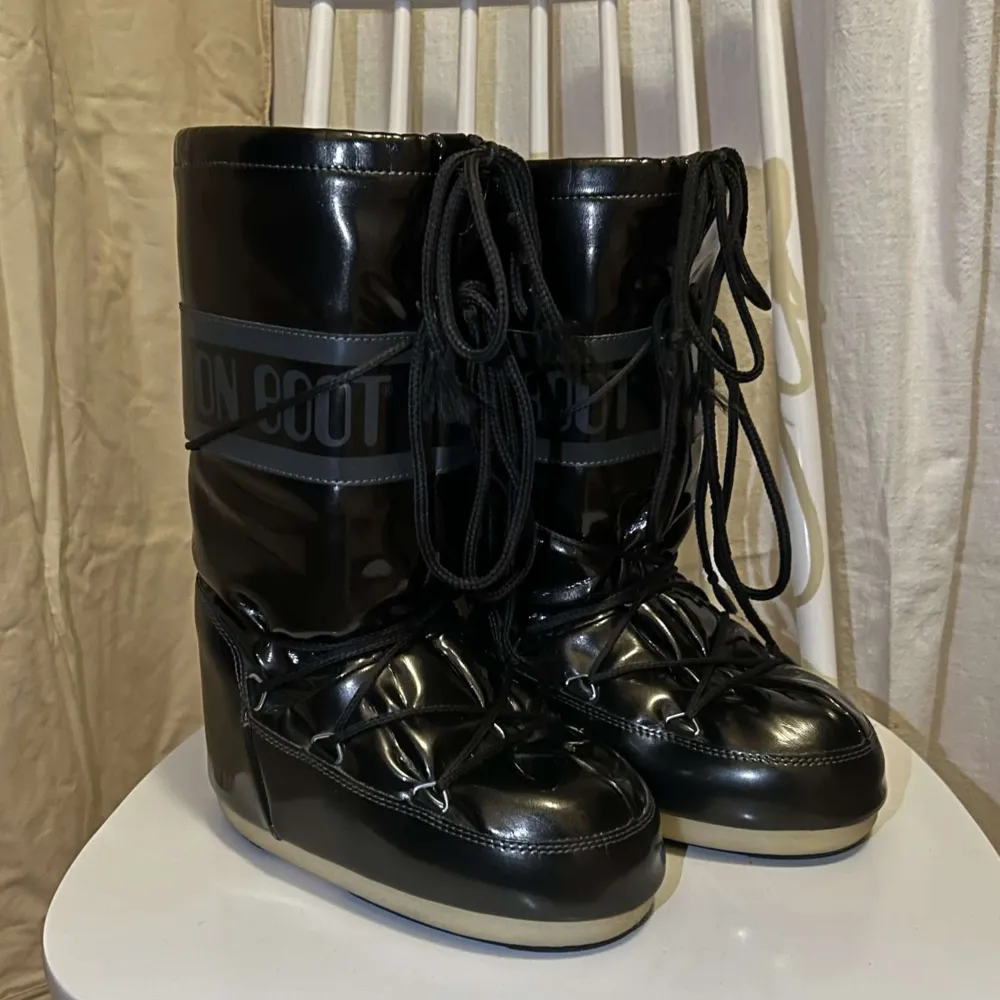 Jättefina moonboots använda några få gånger, iprincip oanvända. Bra skick, inga repor. Går att snöra om, är åtsnörande. Köpta för 2395kr. Kengät.