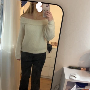 Jättefin offshoulder tröja från hm! - Fin stickad offshoulder! Sparsamt använd så i bra skick! Köpt för 300kr mitt pris 100kr + frakt💞 