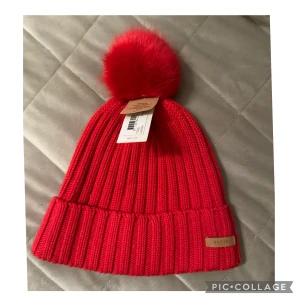 Mössa  - Säljer en helt ny mössa! Fick den som gåva, men har aldrig använt den då jag inte brukar använda mössa. Den är av riktigt bra kvalitet och är helt oanvänd. Hör av dig om du är intresserad!