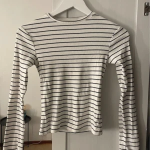 Randig tröja - Randig långärmad topp ifrån bikbok i ribbat material🤍 Använd några ggr men i bra skick utan defekter